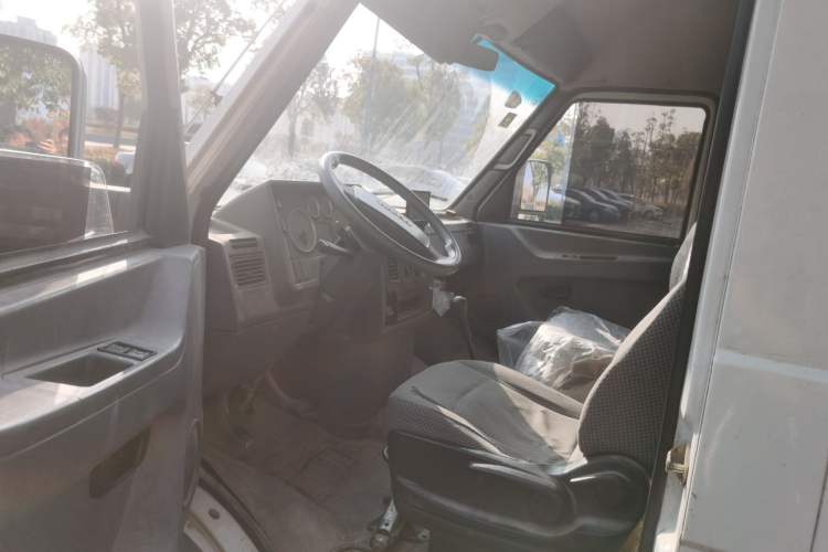 Used Iveco Daily 2014 2.5T-A35 NJ6484ACM47Z4 Driver Seat
