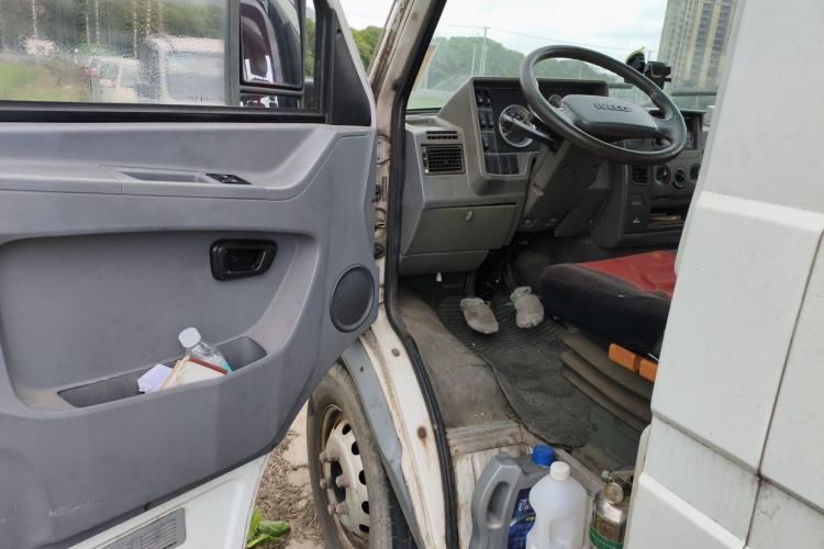 Used Iveco Daily 2014 2.5T-A35 NJ6484ACM47Z4 Driver Seat