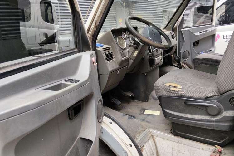 Used Iveco Daily 2014 2.5T-A35 NJ6484ACM47Z4 Driver Seat