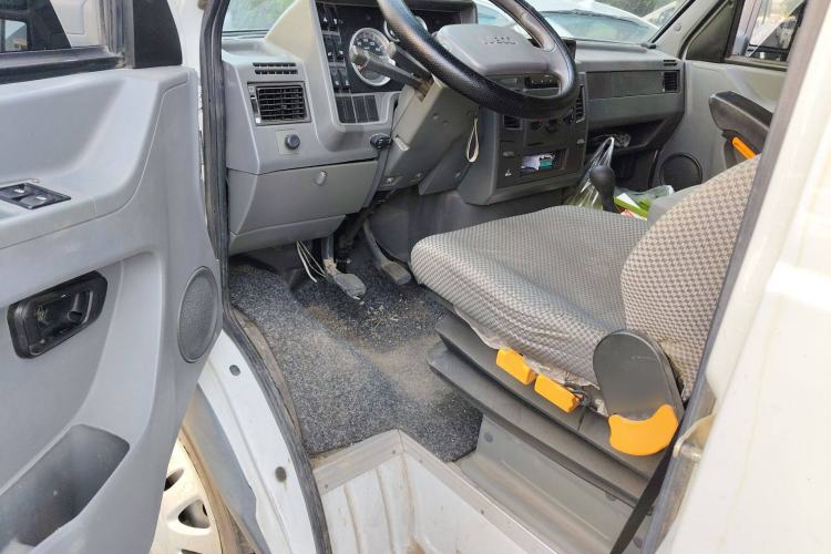Used Iveco Daily 2014 2.5T-A35 NJ6484ACM47Z4 Driver Seat