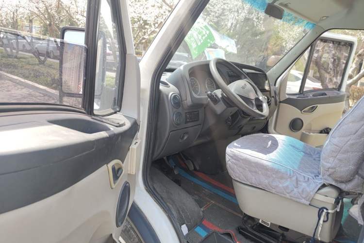 Used Iveco Daily 2014 2.5T-A35 NJ6484ACM47Z4 Driver Seat
