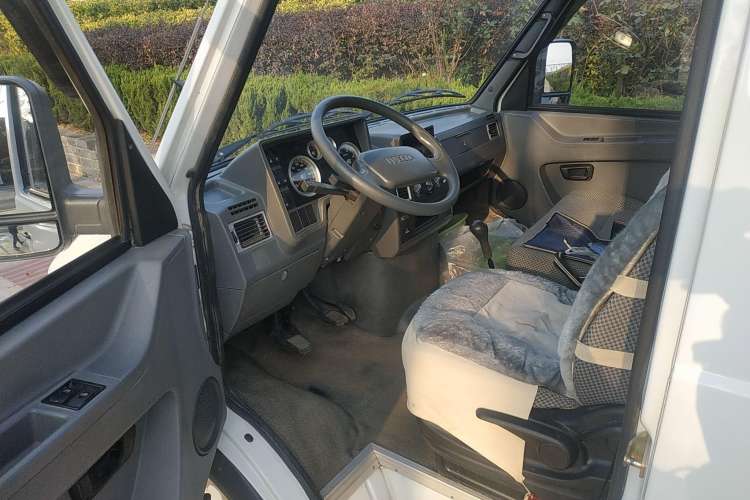 Used Iveco Daily 2014 2.5T-A35 NJ6484ACM47Z4 Driver Seat