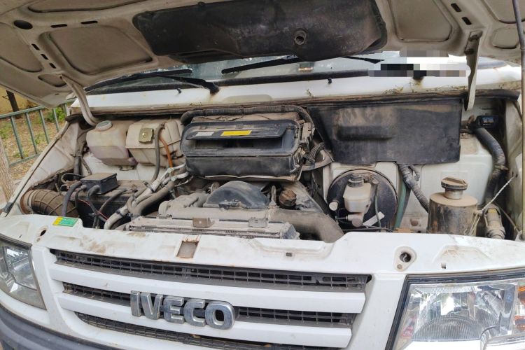 Used Iveco Daily 2014 2.5T-A35 NJ6484ACM47Z4 Engine Bay