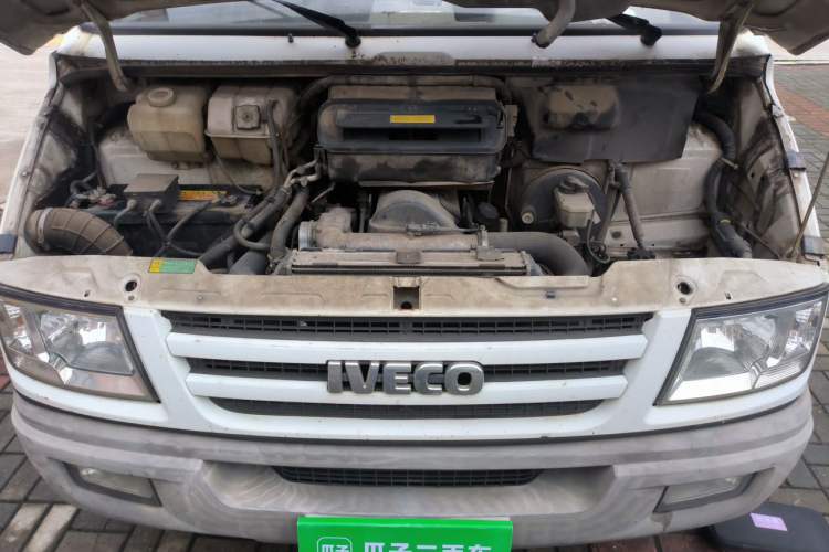 Used Iveco Daily 2014 2.5T-A35 NJ6484ACM47Z4 Engine Bay