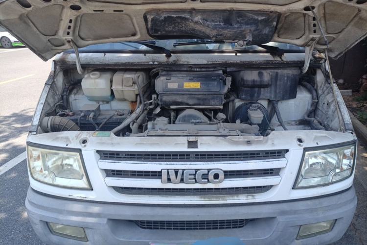 Used Iveco Daily 2014 2.5T-A35 NJ6484ACM47Z4 Engine Bay