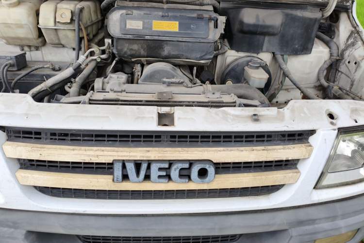 Used Iveco Daily 2014 2.5T-A35 NJ6484ACM47Z4 Engine Bay