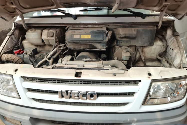 Used Iveco Daily 2014 2.5T-A35 NJ6484ACM47Z4 Engine Bay