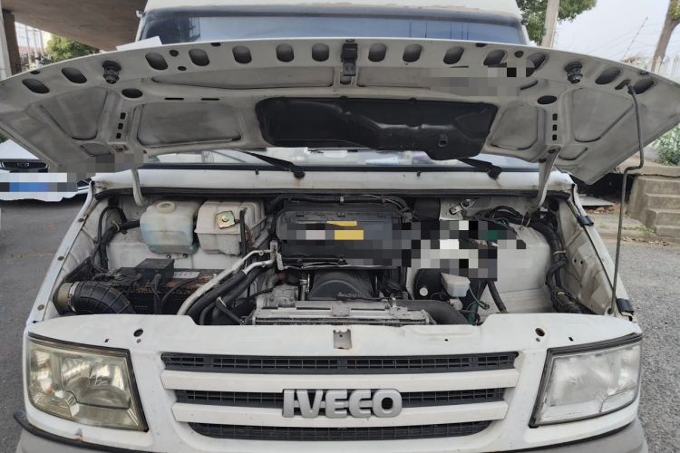 Used Iveco Daily 2014 2.5T-A35 NJ6484ACM47Z4 Engine Bay
