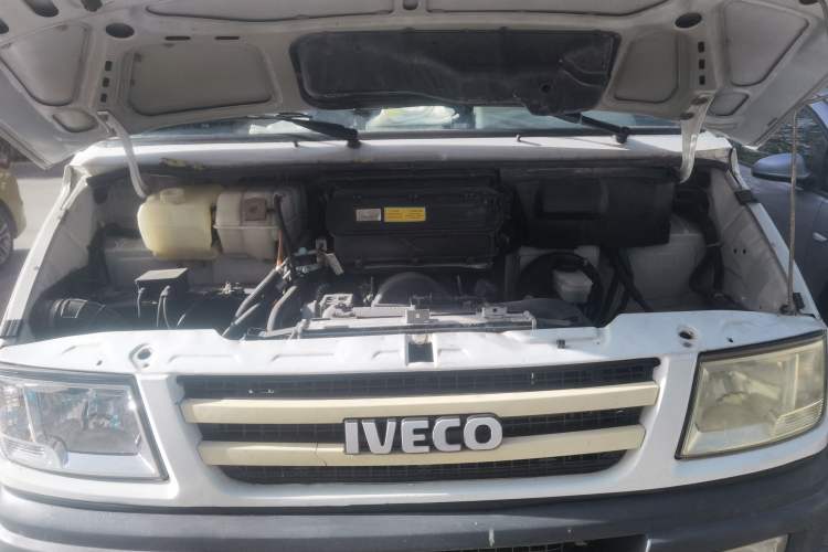 Used Iveco Daily 2014 2.5T-A35 NJ6484ACM47Z4 Engine Bay