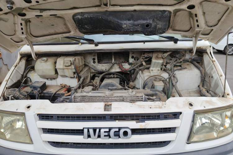 Used Iveco Daily 2014 2.5T-A35 NJ6484ACM47Z4 Engine Bay