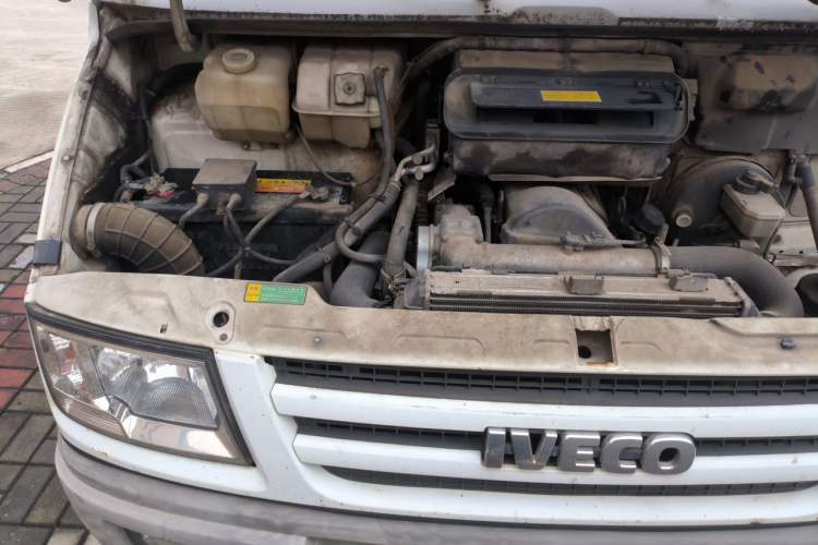 Used Iveco Daily 2014 2.5T-A35 NJ6484ACM47Z4 Engine Bay Right