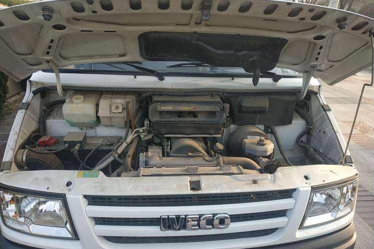 Used Iveco Daily 2014 2.5T-A35 NJ6484ACM47Z4 Engine Bay