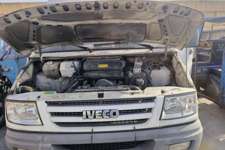 Used Iveco Daily 2014 2.5T-A35 NJ6484ACM47Z4 Engine Bay