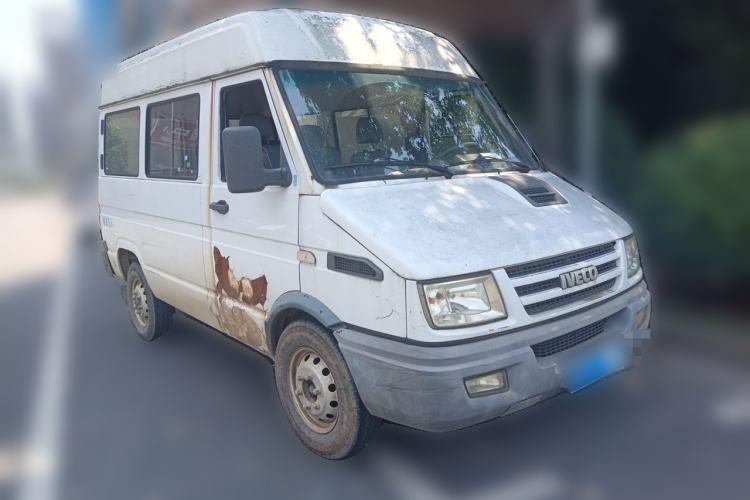 Used Iveco Daily 2014 2.5T-A35 NJ6484ACM47Z4 Front Right 45 Deg