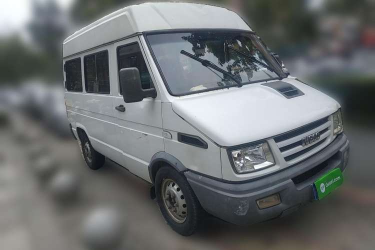 Used Iveco Daily 2014 2.5T-A35 NJ6484ACM47Z4 Front Right 45 Deg