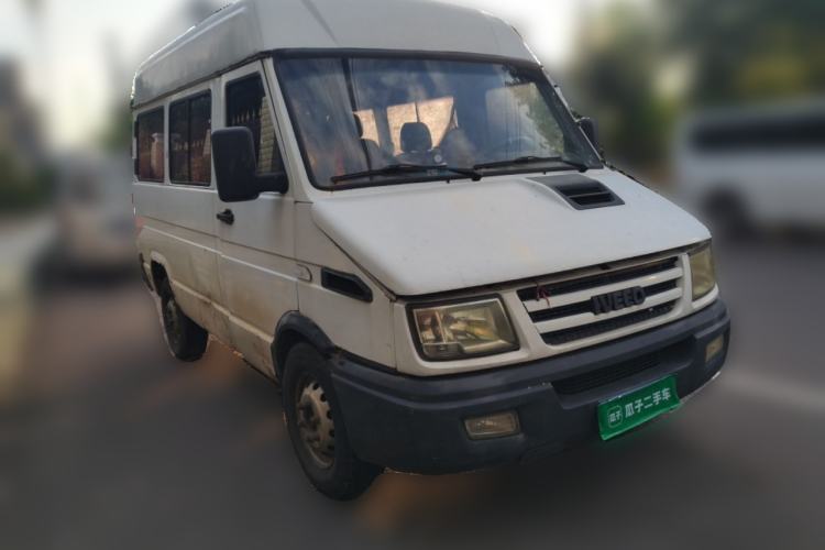 Used Iveco Daily 2014 2.5T-A35 NJ6484ACM47Z4 Front Right 45 Deg