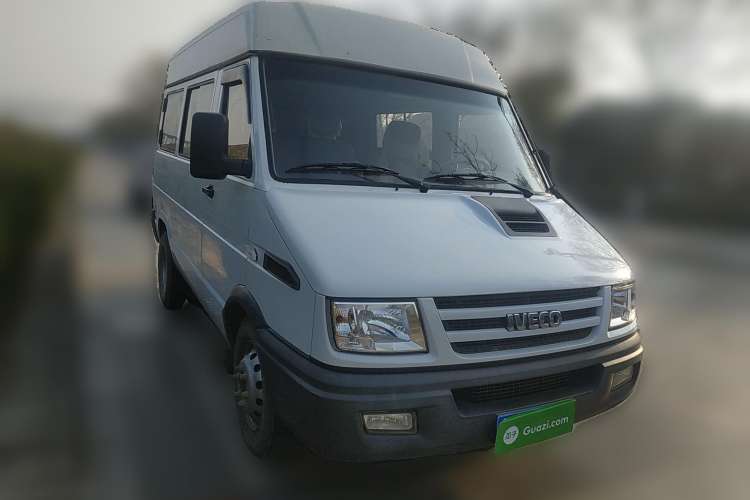 Used Iveco Daily 2014 2.5T-A35 NJ6484ACM47Z4 Front Right 45 Deg