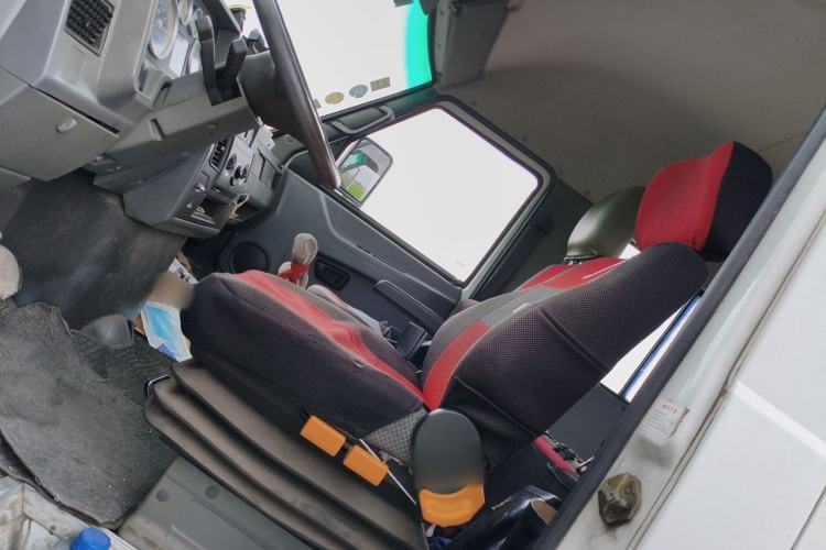 Used Iveco Daily 2014 2.5T-A35 NJ6484ACM47Z4 Left Front Seat