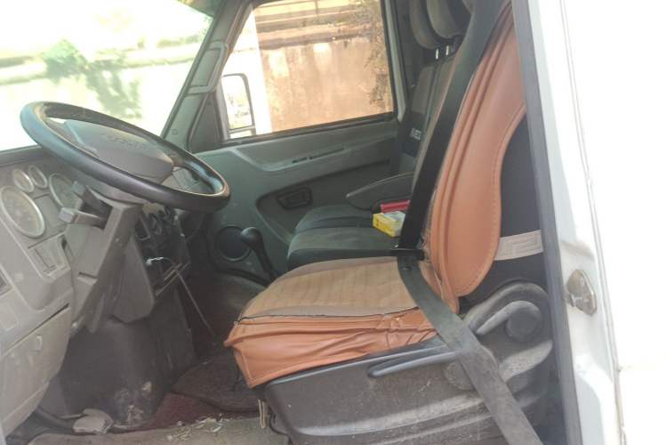 Used Iveco Daily 2014 2.8T-V35 NJ5044XXYQ3A43S4 Left Front Seat