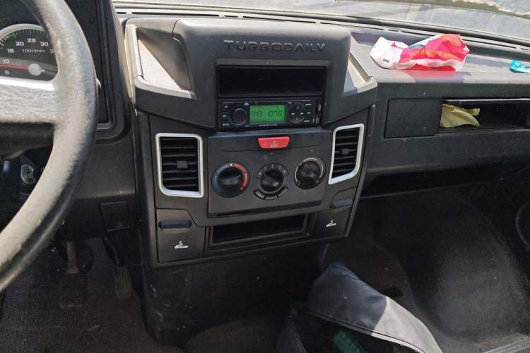 Used Iveco Daily 2017 2.8T V35 Box Truck 3 Seats 43S5 Audio And AC Panel