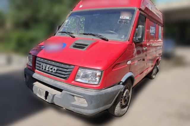 Used Iveco Daily 2017 2.8T V35 Box Truck 3 Seats 43S5