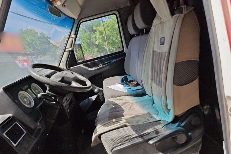 Used Iveco Daily 2017 2.8T V35 Box Truck 3 Seats 43S5 Left Front Seat