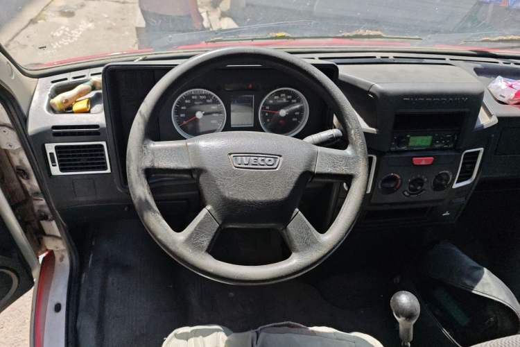 Used Iveco Daily 2017 2.8T V35 Box Truck 3 Seats 43S5 Steering Wheel