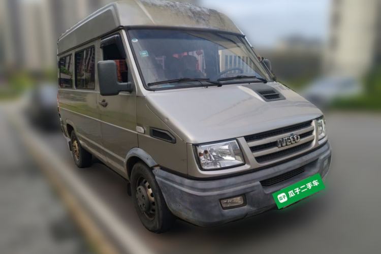 Used Iveco Daily 2017 2.5T A35 Passenger Van 5-7 Seats Model 47Z5 Front Right 45 Deg