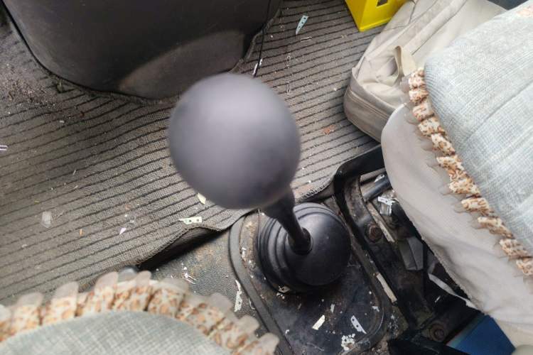 Used Iveco Daily 2017 2.5T A35 Passenger Van 5-7 Seats Model 47Z5 Gear Lever