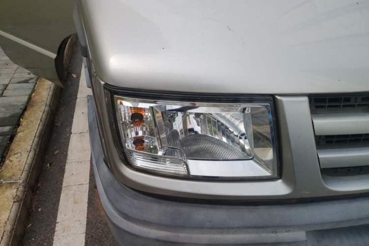 Used Iveco Daily 2017 2.5T A35 Passenger Van 5-7 Seats Model 47Z5 Right Front Headlight