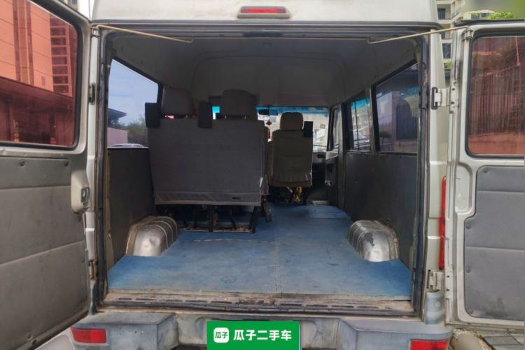 Used Iveco Daily 2017 2.5T A35 Passenger Van 5-7 Seats Model 47Z5 Trunk