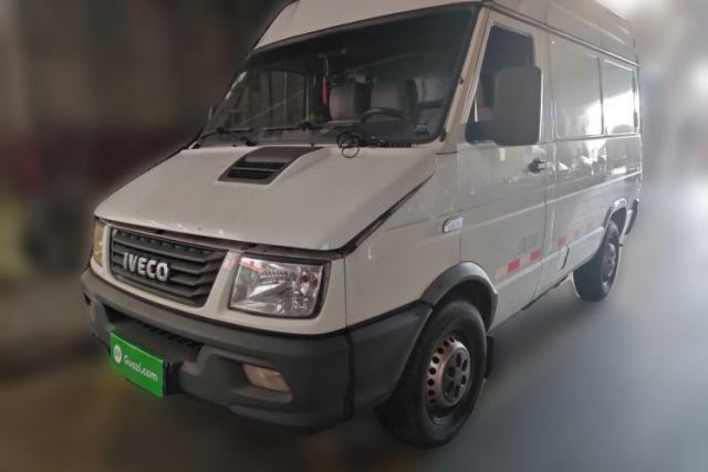 Used Iveco Daily 2017 2.8T V35 Box Truck 3 Seats 43S5