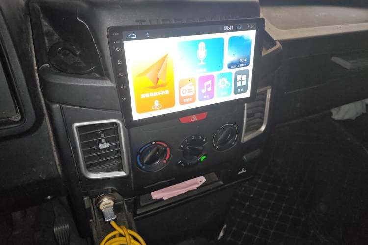 Used Iveco Daily 2017 2.8T V35 Box Truck 3 Seats 43S5 Audio And AC Panel