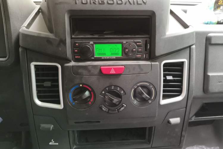 Used Iveco Daily 2017 2.5T A35 Low-Roof 5-7 Seater Passenger Van 47Z5 Audio And AC Panel