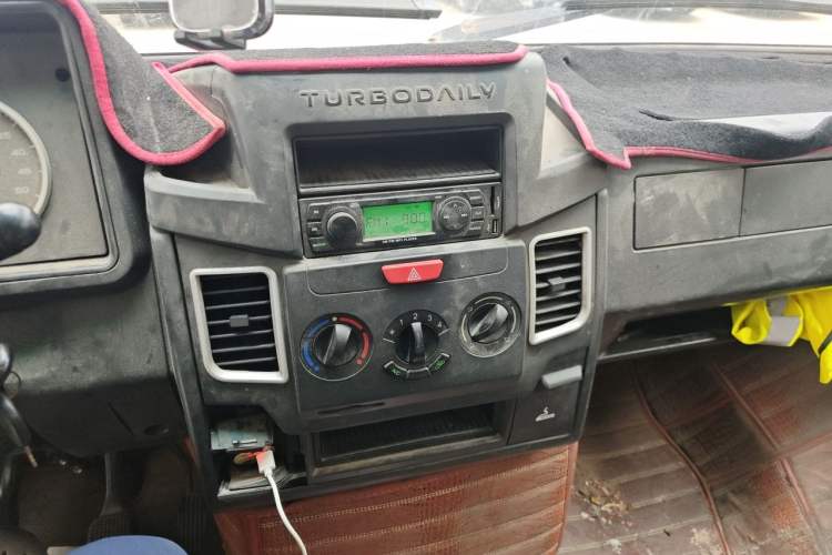 Used Iveco Daily 2017 2.8T V35 Box Truck 3 Seats 43S5 Audio And AC Panel