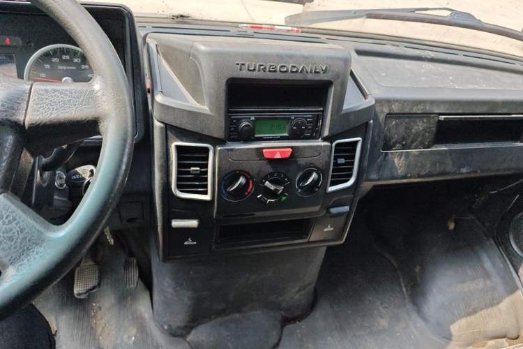 Used Iveco Daily 2017 2.8T X45 Short-Wheelbase Cargo Truck 43S5 Audio And AC Panel