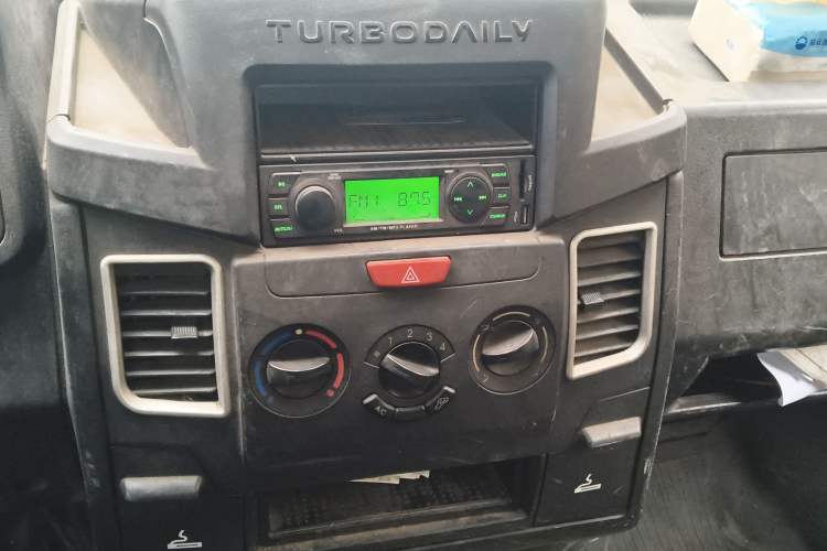 Used Iveco Daily 2017 2.8T V40 Cargo Van Mid-Roof 3/6 Seats 43S5 Audio And AC Panel