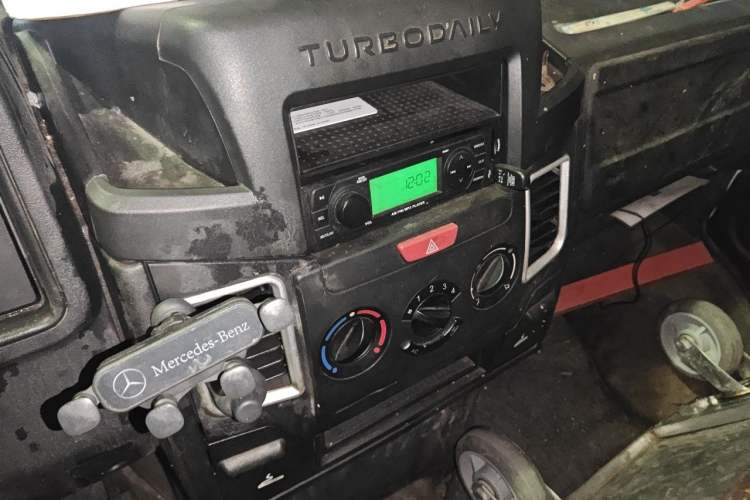 Used Iveco Daily 2017 2.5T A35 Passenger Van 5-7 Seats Model 47Z5 Audio And AC Panel