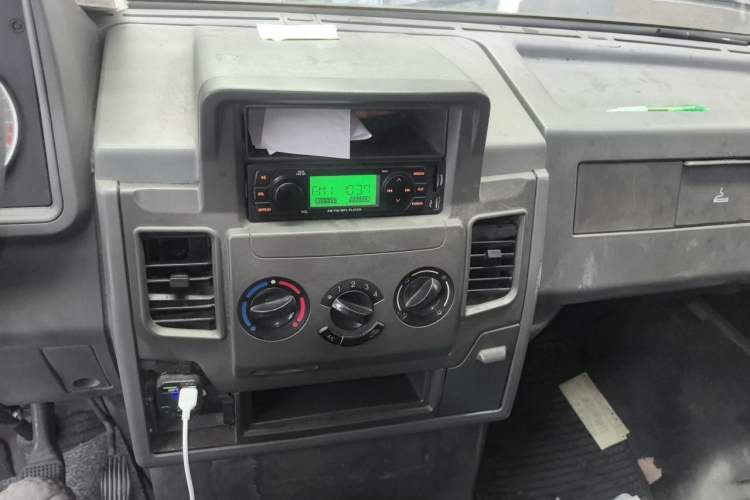 Used Iveco Daily 2017 2.8T V35 Cargo Van Mid-Roof 3/6 Seats 43S5 Audio And AC Panel