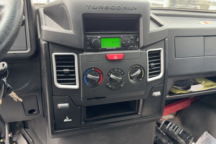 Used Iveco Daily 2017 2.8T V35 Box Truck 3 Seats 43S5 Audio And AC Panel