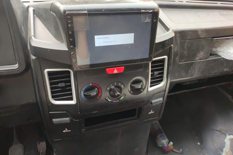 Used Iveco Daily 2017 2.8T V35 Box Truck 3 Seats 43S5 Audio And AC Panel