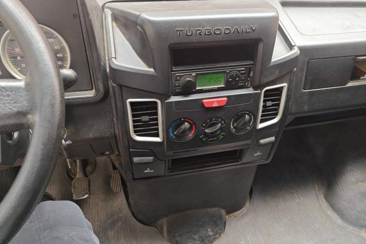 Used Iveco Daily 2017 2.8T V35 Box Truck 3 Seats 43S5 Audio And AC Panel
