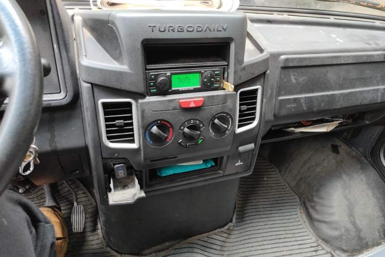Used Iveco Daily 2017 2.5T A35 Passenger Van 5-7 Seats Model 47Z5 Audio And AC Panel