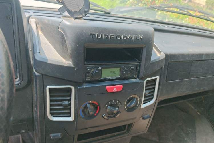 Used Iveco Daily 2017 2.5T A35 Low-Roof 5-7 Seater Passenger Van 47Z5 Audio And AC Panel