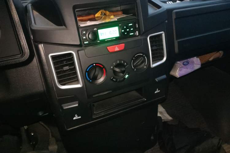 Used Iveco Daily 2017 2.5T A35 Passenger Van 5-7 Seats Model 47Z5 Audio And AC Panel