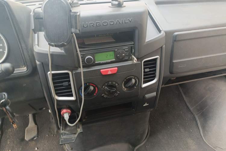 Used Iveco Daily 2017 2.5T A35 Passenger Van 5-7 Seats Model 47Z5 Audio And AC Panel