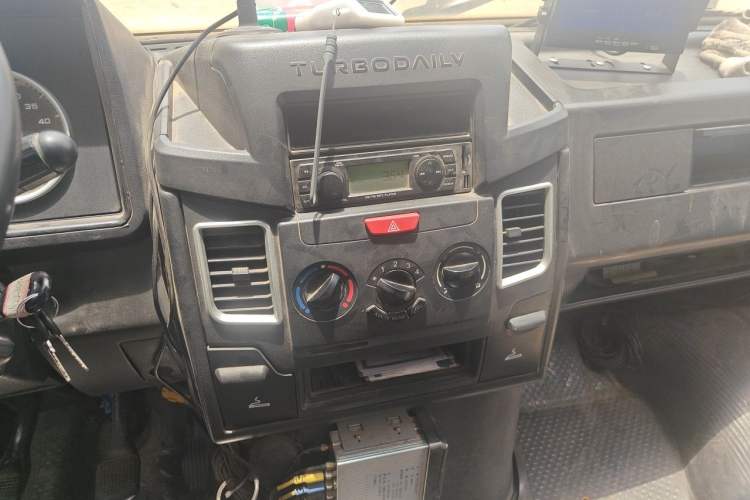 Used Iveco Daily 2017 2.5T A40 Passenger Van 7 Seats Model 47Z5 Audio And AC Panel