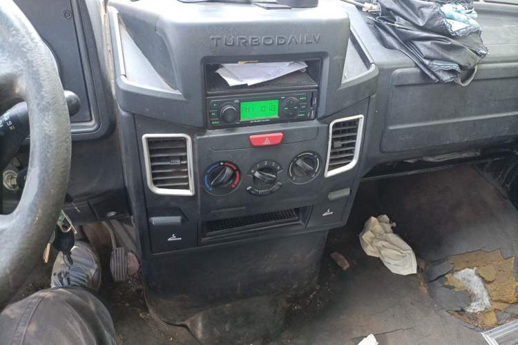 Used Iveco Daily 2017 2.5T A35 Passenger Van 5-7 Seats Model 47Z5 Audio And AC Panel