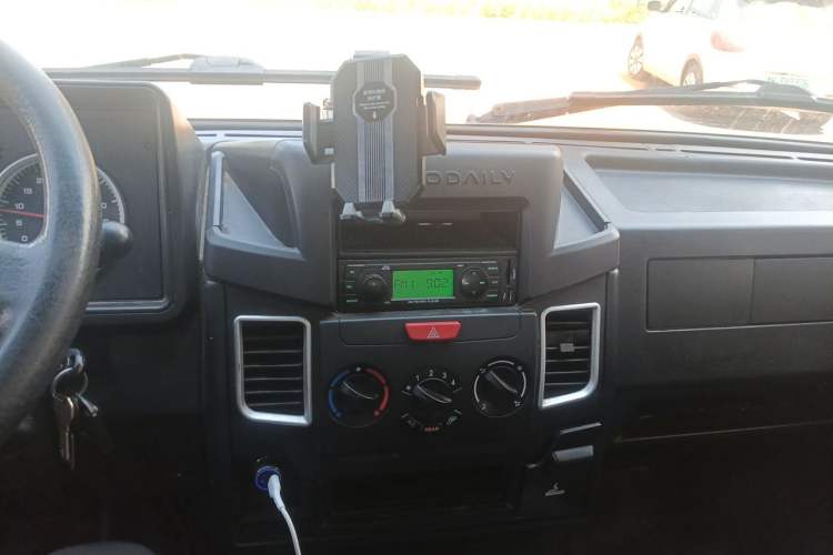 Used Iveco Daily 2017 2.8T V40 Cargo Van Mid-Roof 3/6 Seats 43S5 Audio And AC Panel
