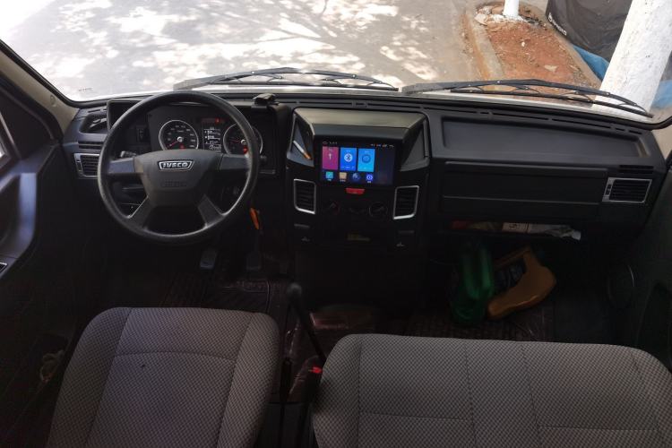 Used Iveco Daily 2017 2.5T A35 Passenger Van 5-7 Seats Model 47Z5 Center Console